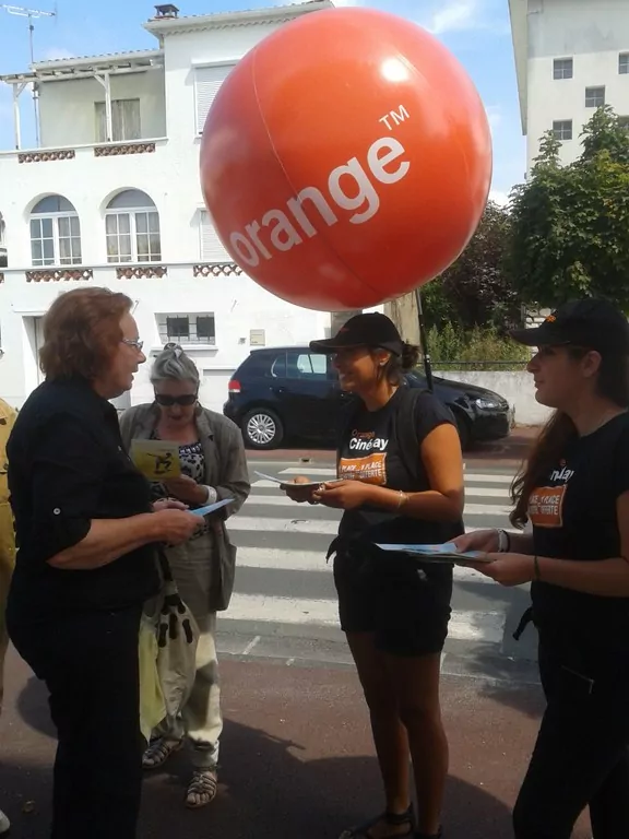 street marketing pour l'opérateur orange: ballon sac à dos