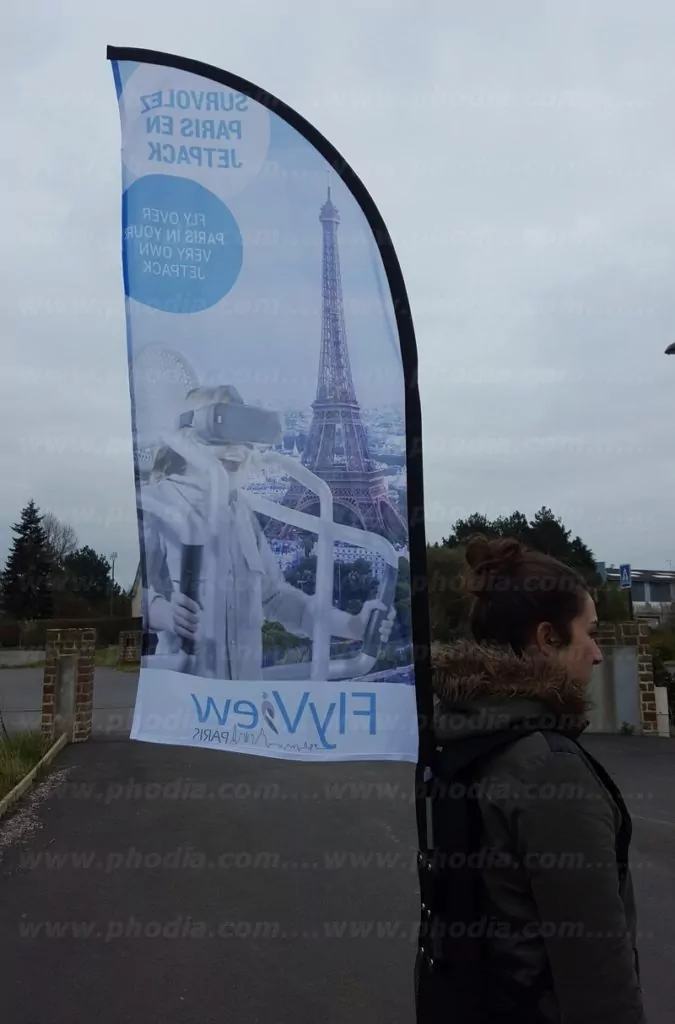 Survolez Paris publicite avec drapeau sac à dos
