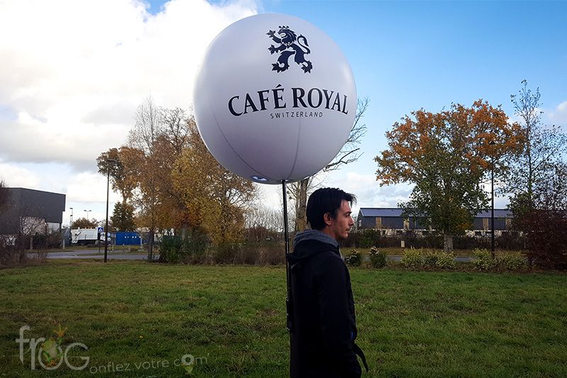 Publicité gonflable originale pour promouvoir la amrque de café royal Switzerland dans toutes les grandes gares de France