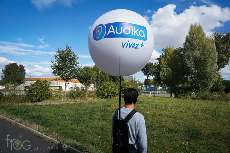 ballon sac a dos  Audika pour une campagne street marketing dépistage de l'audition