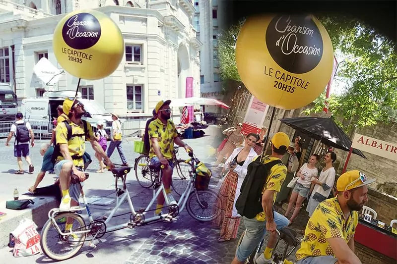 Ballon publicitaire sur sac à dos dans les rues du festival d'Avignon 2019