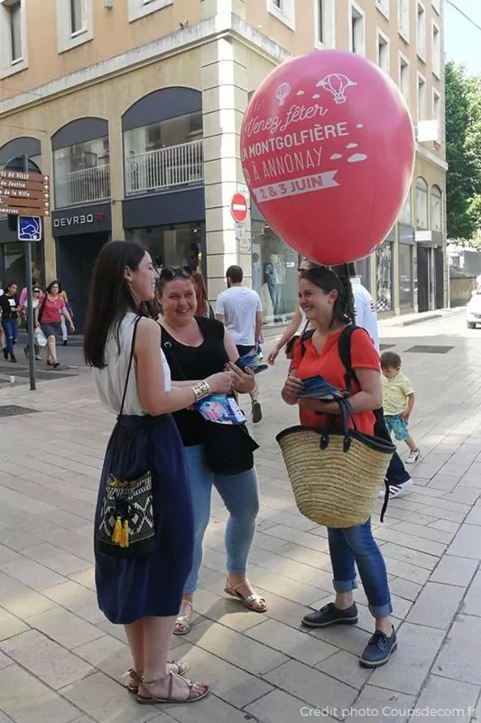 Un ballon à l'air en forme de montgolfière pour une campagne de street marketing pour promouvoir la fête de la montgolfière