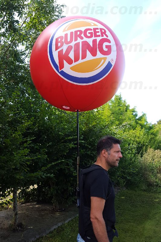 ballons burger king pour une distribution de flyers en suisse pour promouvoir les restaurants